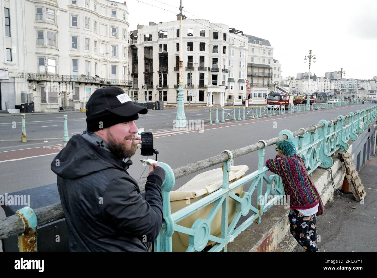 Brighton, Regno Unito. 17 luglio 2023. Un vlogger trasmette la copertura in diretta dall'esterno del distrutto Royal Albion Hotel. Crediti: James Boardman/Alamy Live News Foto Stock