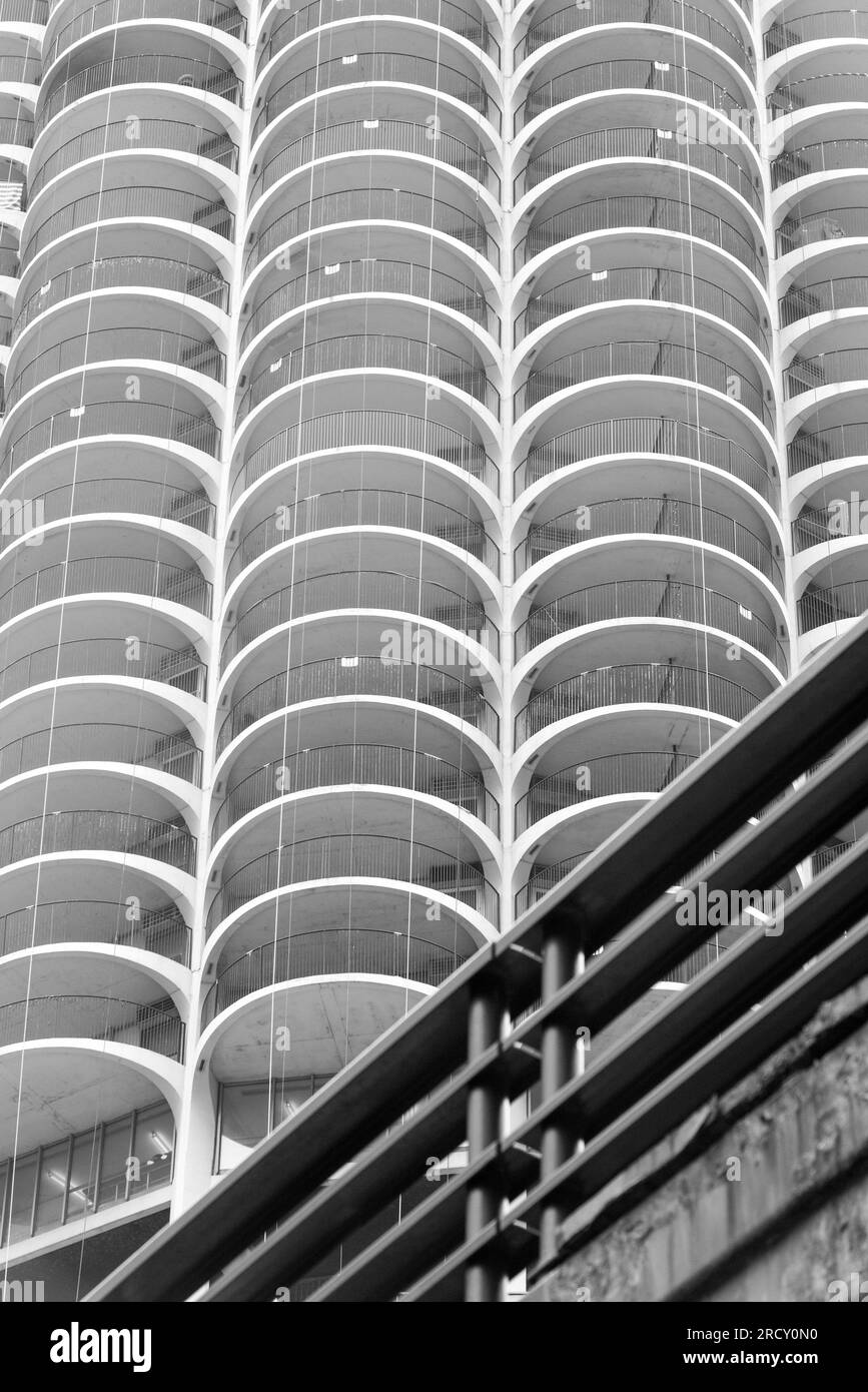 Vista di uno degli edifici di parcheggio a forma circolare, visto dal River Walk di Chicago, Illinois Foto Stock