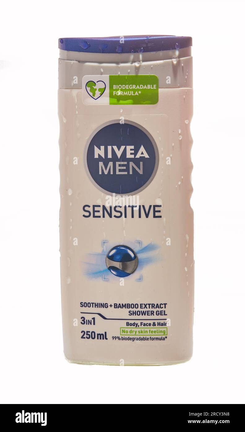 Mansfield, Nottingham, Regno Unito, 13 luglio 2023: Immagine del prodotto in studio della crema doccia sensibile Nivea Men, Nivea è un marchio tedesco per la cura personale. Foto Stock