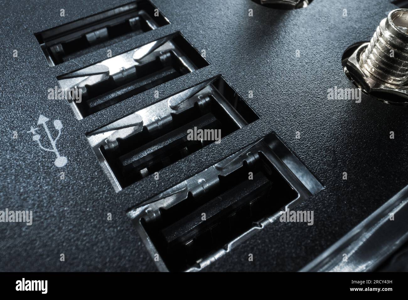 Primo piano sulla porta USB della macchina del computer. Porte Universal Serial Bus. Foto Stock