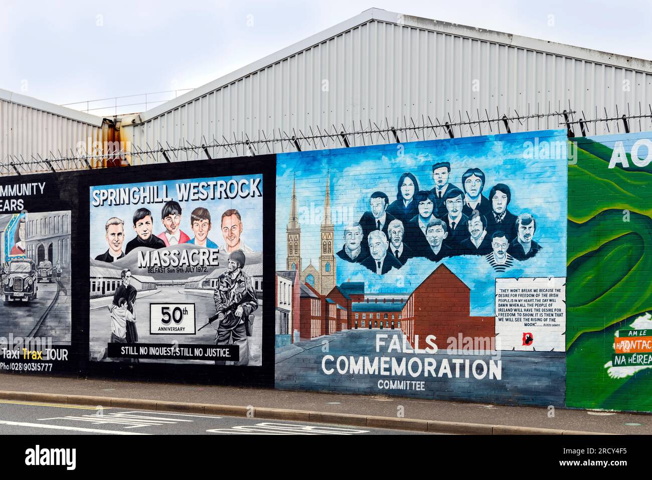 Murales del muro della pace dipinti a West Belfast, The Troubles and Peace Process Landmarks, County Antrim, Irlanda del Nord, Regno Unito. Foto Stock