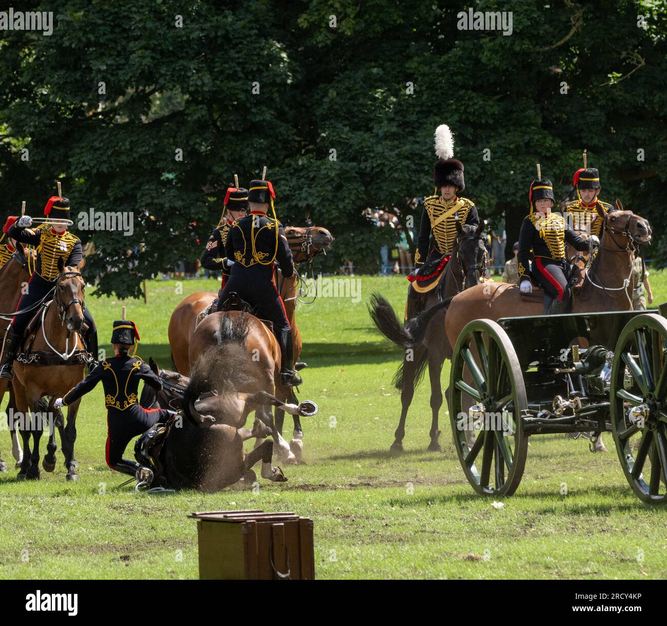 Londra, Regno Unito. 17 luglio 2023. King's Troop Royal Horse Artillery a Green Park Londra sparando una Gun Royal salute del 41 per il compleanno di sua Maestà la Regina Un soldato perde il controllo del proprio cavallo credito: Ian Davidson/Alamy Live News Foto Stock