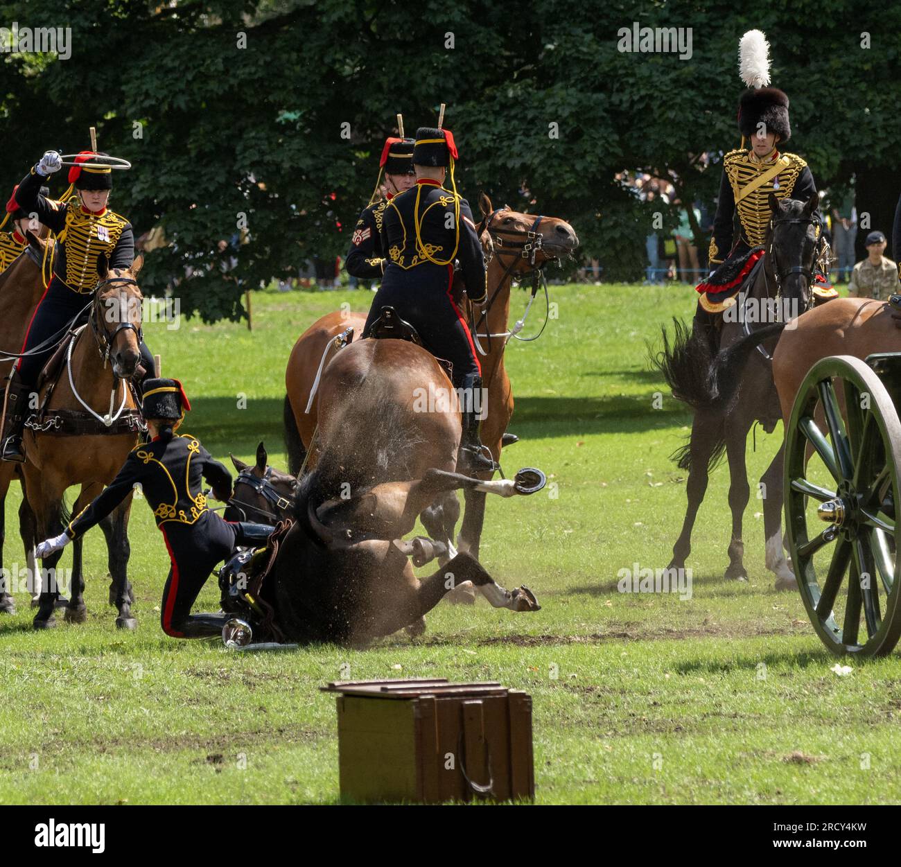 Londra, Regno Unito. 17 luglio 2023. King's Troop Royal Horse Artillery a Green Park Londra sparando una Gun Royal salute del 41 per il compleanno di sua Maestà la Regina Un soldato perde il controllo del proprio cavallo credito: Ian Davidson/Alamy Live News Foto Stock
