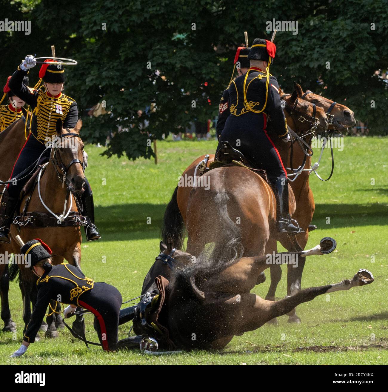 Londra, Regno Unito. 17 luglio 2023. King's Troop Royal Horse Artillery a Green Park Londra sparando una Gun Royal salute del 41 per il compleanno di sua Maestà la Regina Un soldato perde il controllo del proprio cavallo credito: Ian Davidson/Alamy Live News Foto Stock