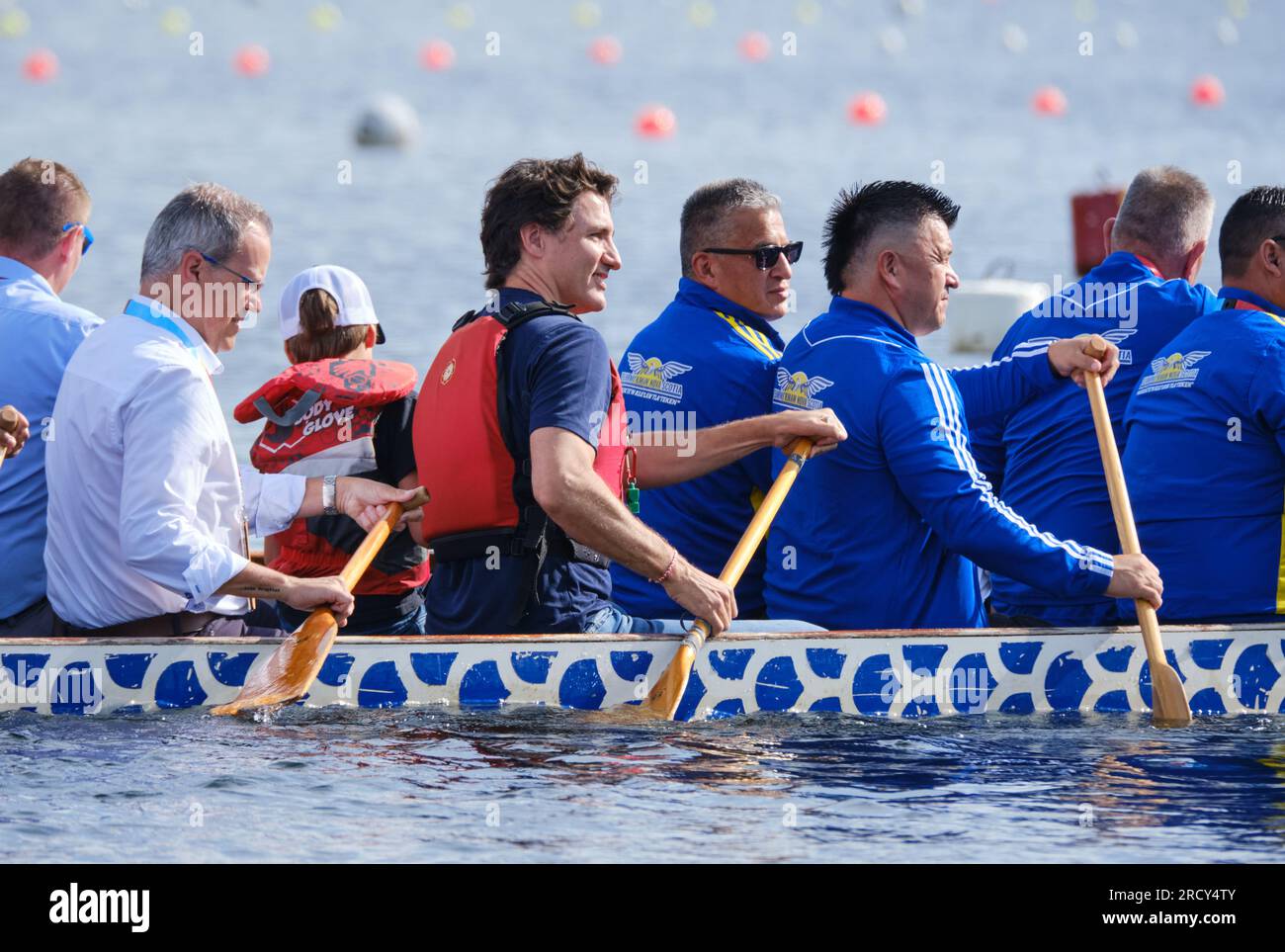 Dartmouth, nuova Scozia, Canada. 17 luglio 2023. Il primo ministro canadese Justin Trudeau cavalca una canoa indigena all'apertura della competizione canoa ai Giochi indigeni nordamericani. Crediti: Meanderingemu/Alamy Live News Foto Stock