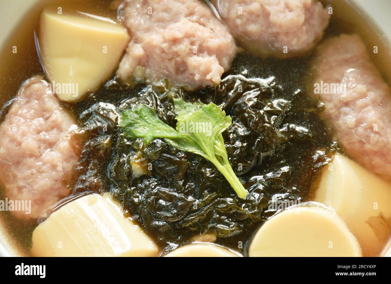 tofu d'uovo bollito con purè di maiale e zuppa di alghe su ciotola Foto Stock