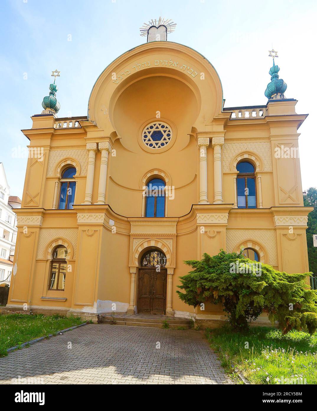 La sinagoga in stile moresco a Caslav fu costruita nel 1898-1900. Dopo la guerra fu utilizzata come magazzino, ora è stata restituita agli ebrei ca Foto Stock