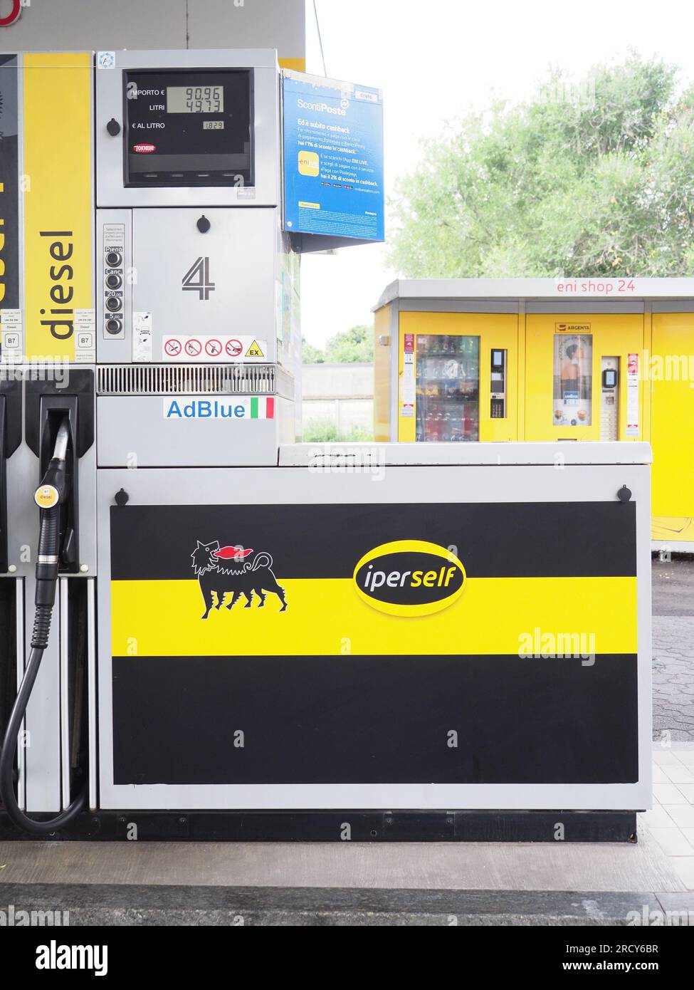 Cremona, Italia - 3 luglio 20223 pompa di benzina moderna self service presso la stazione di servizio Eni Agip Foto Stock