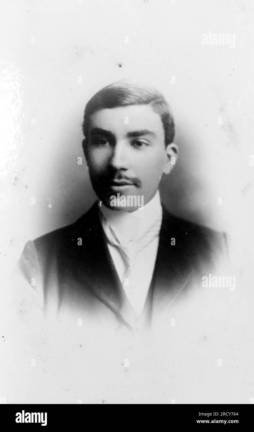 Ritratto di un giovane con baffi con la testa e le spalle. Fotografia originale non attribuita. Da una collezione di fotografie vittoriane carte de visite, datate al 1890 Carte de visite è un termine francese conosciuto in inglese come "carta da visita". Di solito avevano una stampa fotografica in albume di circa 54x89 mm montata su una scheda leggermente più grande. In alcuni casi, le devastazioni del tempo hanno preso il loro tributo. Foto Stock