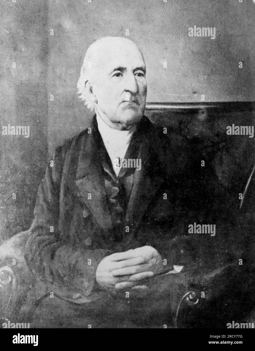 Ritratto di un uomo seduto con capelli bianchi, le sue dita si incastrano sulle sue gambe. Fotografia originale non attribuita. Da una collezione di fotografie vittoriane carte de visite, datate al 1890 Carte de visite è un termine francese conosciuto in inglese come "carta da visita". Di solito avevano una stampa fotografica in albume di circa 54x89 mm montata su una scheda leggermente più grande. In alcuni casi, le devastazioni del tempo hanno preso il loro tributo. Foto Stock