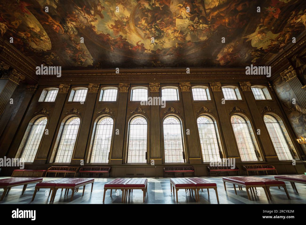 Old Royal Naval College, Greenwich, Londra, The Painted Hall, grande sala con soffitto dipinto di 200 figure di re, regine e creature mitiche. Foto Stock
