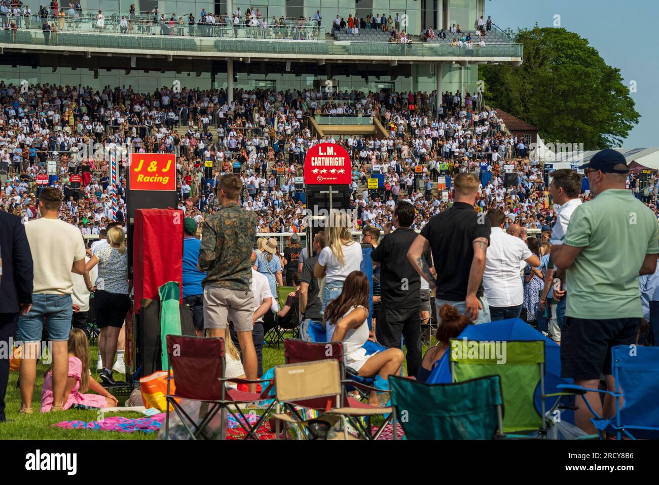 York Races, Race Day, puoi sederti nelle tribune o sul prato per le corse di cavalli. Le corse ippiche sono eventi importanti in Inghilterra. Foto Stock