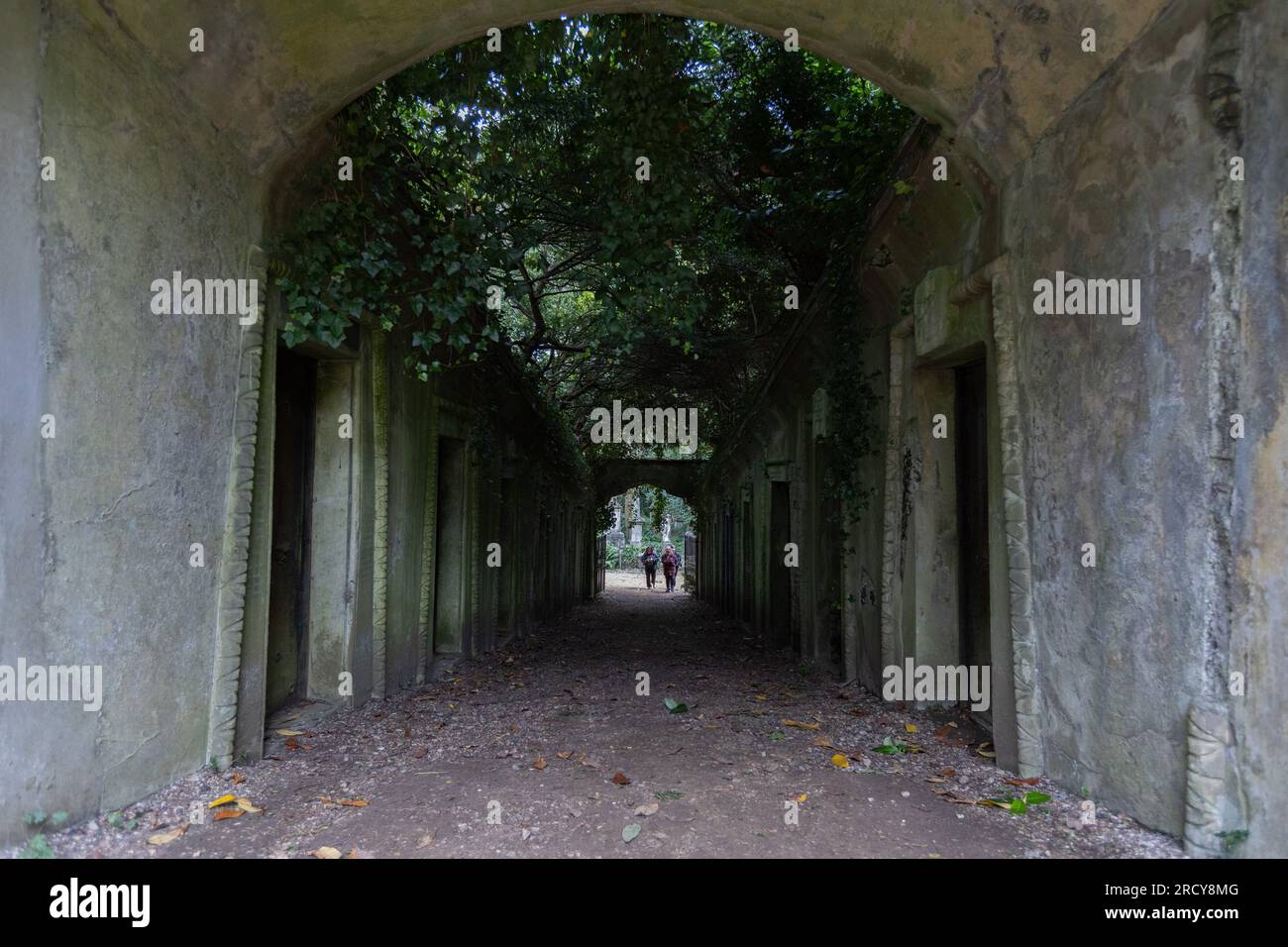 Londra, Regno Unito - 16 luglio 2023: Ingresso a The Egyptian Avenue, presso l'Highgate Cemetery West a Londra, Inghilterra. Foto Stock