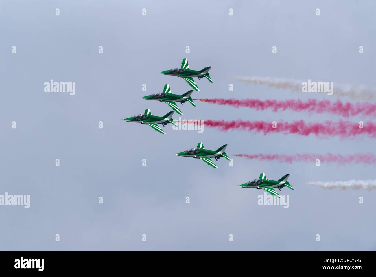 Royal Saudi Air Force Falcons esibire il team BAe Hawk al Royal International Air Tattoo, RIAT, Airshow, RAF Fairford, Gloucestershire, REGNO UNITO. Foto Stock