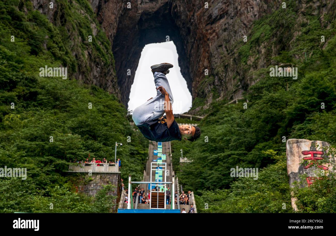 (230717) -- CHANGSHA, 17 luglio 2023 (Xinhua) -- questa foto scattata il 24 luglio 2022 mostra un concorrente che completa una sequenza di salti e salti al Tianmen Mountain National Forest Park a Zhangjiajie, nella provincia centrale cinese di Hunan. PER ANDARE CON "tracciatori di Parkour per sfidare il percorso a 999 passi nella montagna cinese di Tianmen" (Parco Nazionale forestale di Tianmen Mountain/Handout via Xinhua) Foto Stock