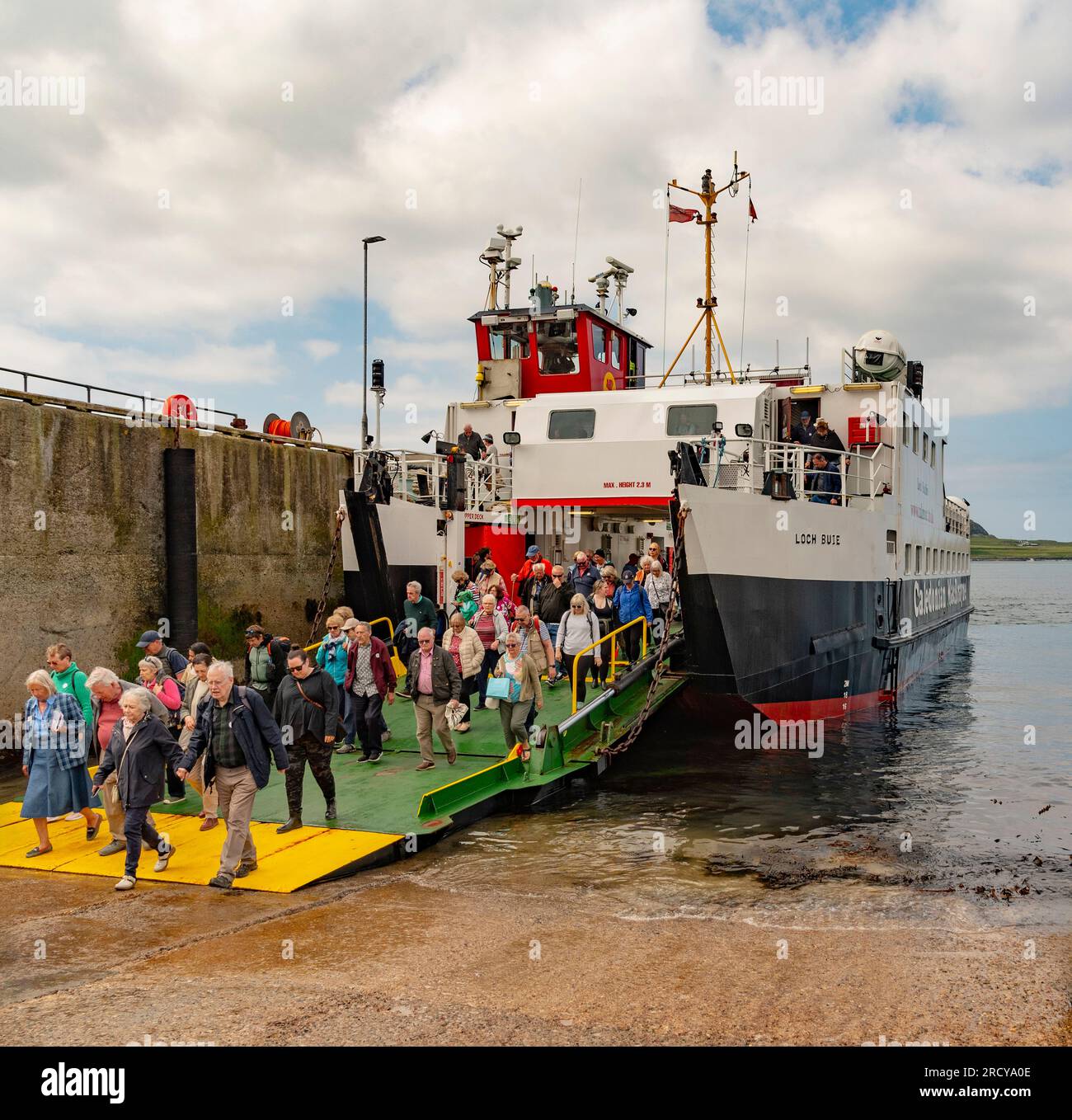 Fionnphort, Isola di Mull, Scozia, Regno Unito. 6 giugno 2023. I passeggeri a piedi sbarcano su un traghetto tra le isole dall'isola di Iona Foto Stock