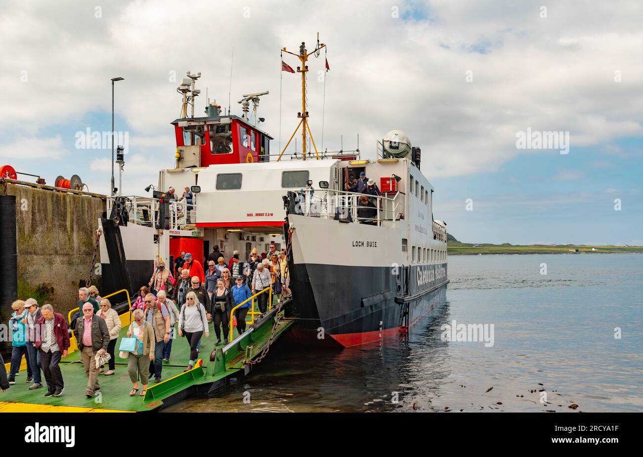 Fionnphort, Isola di Mull, Scozia, Regno Unito. 6 giugno 2023. I passeggeri a piedi sbarcano su un traghetto tra le isole dall'isola di Iona Foto Stock