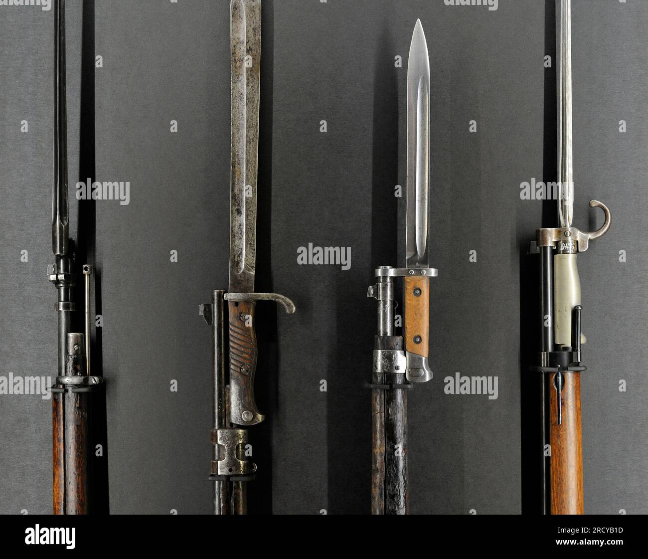Prima guerra mondiale (1914-1918). Da sinistra a destra: Fucile a tre linee M-91/10 con baionetta, modifica della fanteria (Russia); fucile Mauser Gewehr 98 con baionetta (Germania); fucile Mannlicher M95 con baionetta (Austria-Ungheria) e Lebel M-IE 1886 M93 con baionetta (Francia). Dettagli. Museo della guerra lettone. Riga. Lettonia. Foto Stock