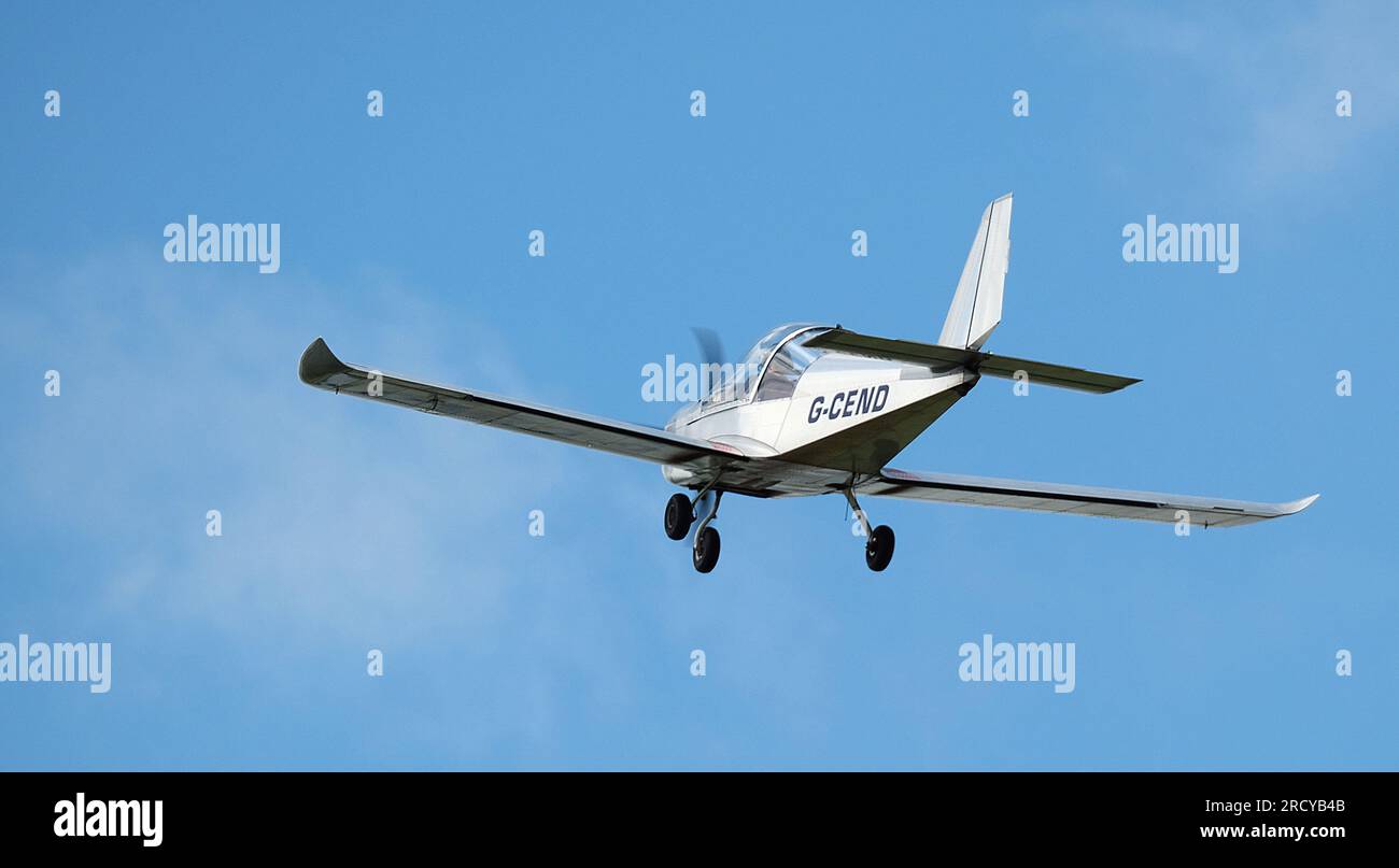 Monoplano leggero ad ala bassa in volo sopra l'aeroporto urbano locale. Foto Stock