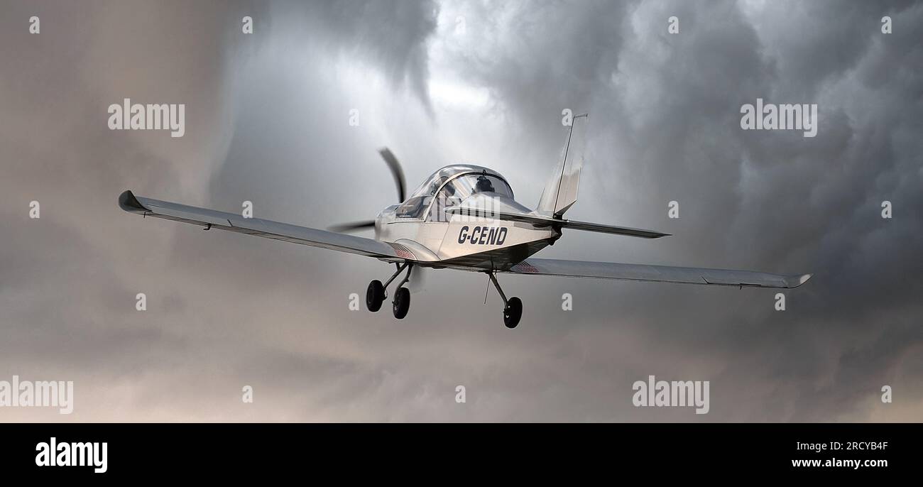 Monoplano leggero ad ala bassa in volo sopra l'aeroporto urbano locale. Foto Stock