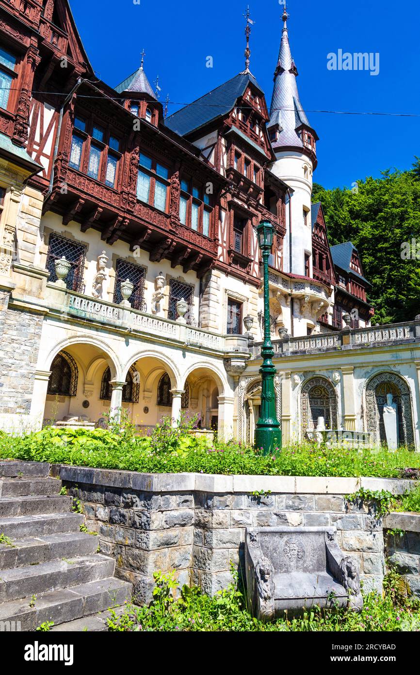 Esterno di stile alpino, neorinascimentale, a metà legno, castello di Peles, Sinaia, Romania. Foto Stock