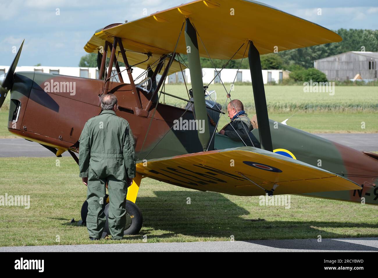 Il de Havilland DH.82 Tiger Moth è un biplano britannico del 1930 progettato da Geoffrey de Havilland e costruito dalla de Havilland Aircraft Company. Foto Stock