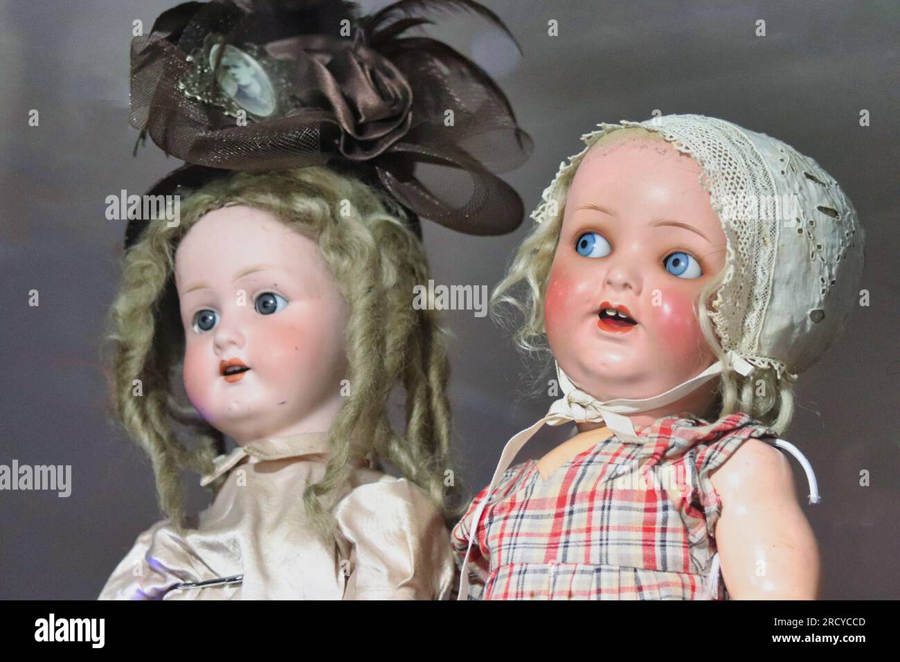 due antiche bambole bionde in porcellana dal look suggestivo e spaventoso Foto Stock