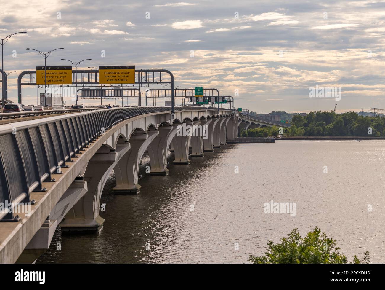 National Harbor, Maryland - 24 giugno 2023: Vista dal sentiero del ponte di Woodrow Wilson che porta la circonvallazione I495 Capital Foto Stock
