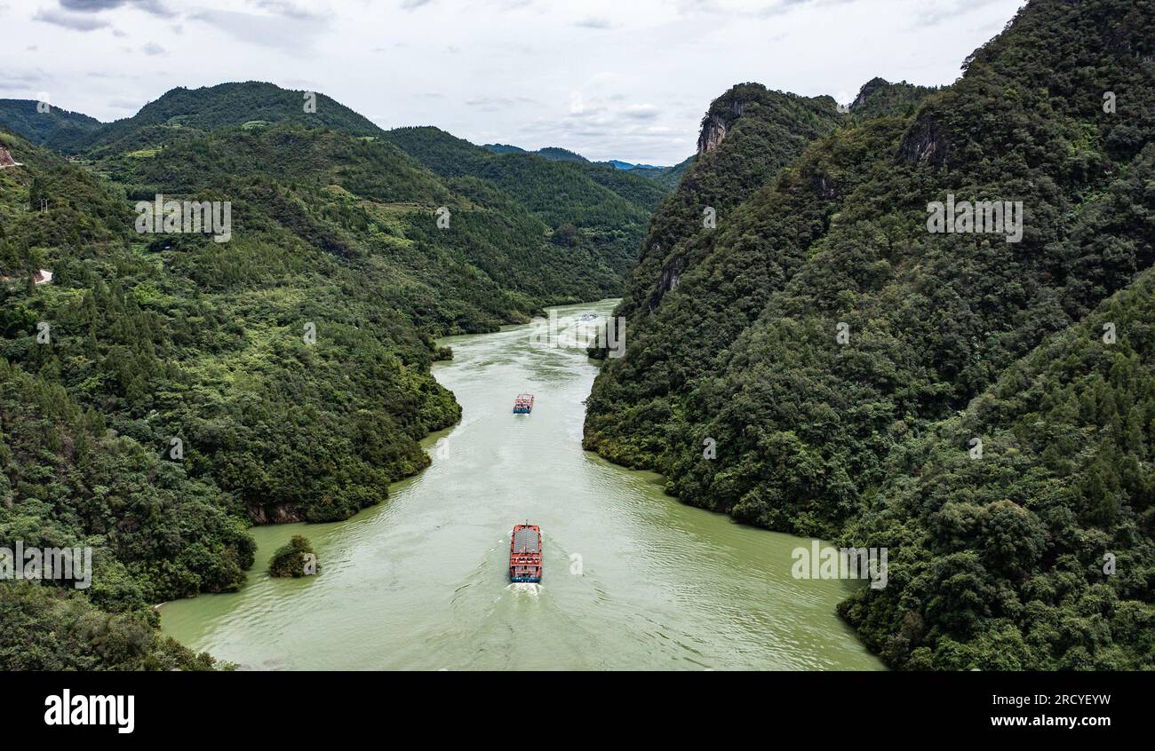 Pechino, Cina. 14 luglio 2023. Questa foto aerea scattata il 14 luglio 2023 mostra le navi cargo in partenza dal molo di Shawan nella contea di Yuqing di Zunyi, nella provincia di Guizhou nella Cina sud-occidentale. Il prodotto interno lordo (PIL) della Cina è cresciuto del 5,5% su base annua nel primo semestre (H1) del 2023, i dati del National Bureau of Statistics (NBS) hanno mostrato lunedì. Il PIL della Cina ha raggiunto 59,3 trilioni di yuan (circa 8,3 trilioni di dollari USA) nel primo semestre, i dati NBS hanno mostrato. Crediti: Tao Liang/Xinhua/Alamy Live News Foto Stock