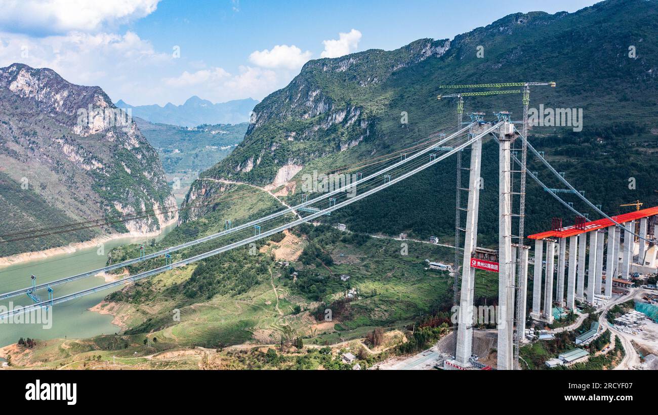 Pechino, Cina. 25 giugno 2023. Questa foto aerea scattata il 25 giugno 2023 mostra il cantiere del grande ponte del fiume Zangke sulla superstrada che collega Nayong e Qinglong nella provincia di Guizhou nella Cina sud-occidentale. Il prodotto interno lordo (PIL) della Cina è cresciuto del 5,5% su base annua nel primo semestre (H1) del 2023, i dati del National Bureau of Statistics (NBS) hanno mostrato lunedì. Il PIL della Cina ha raggiunto 59,3 trilioni di yuan (circa 8,3 trilioni di dollari USA) nel primo semestre, i dati NBS hanno mostrato. Crediti: Tao Liang/Xinhua/Alamy Live News Foto Stock