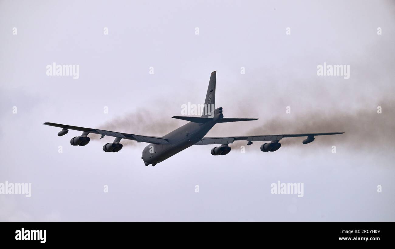 Il massiccio Boeing B52 Stratofortress decolla a Fairford durante il RIAT 2023 Airshow Foto Stock