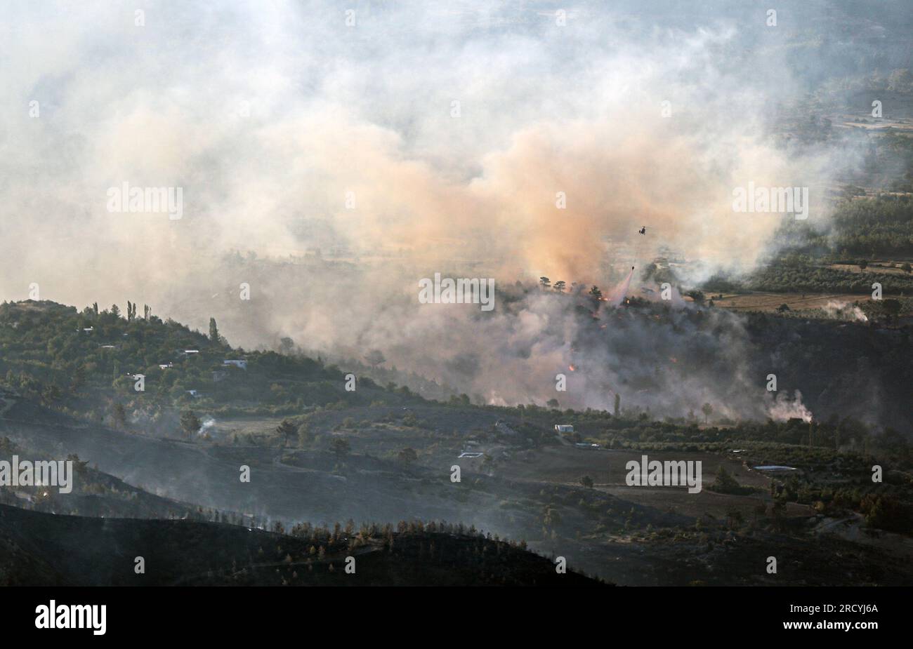 Provincia di Hatay, Turkiye. 17 luglio 2023. Fumo e fiamme si alzano dagli incendi mentre l'intervento continua via terra e via aria nel distretto di Gulnar nella provincia di Mersin, T¨¹rkiye, 17 luglio 2023. Gli incendi scoppiarono nelle province meridionali e occidentali di T¨¹rkiye durante il fine settimana, mentre il caldo estivo afferra una vasta striscia del paese, hanno riferito i media locali lunedì. (Mustafa Kaya/Handout via Xinhua) crediti: Xinhua/Alamy Live News Foto Stock