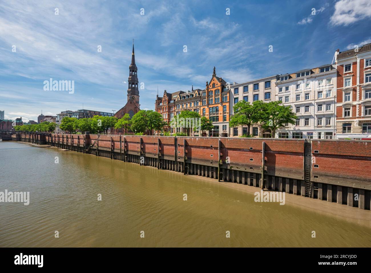 Amburgo, Germania, skyline della città a Speicherstadt e St La Chiesa di Catherine Foto Stock