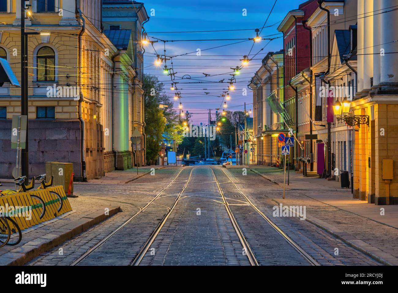 Helsinki Finlandia, skyline notturno della città in via Aleksanterinkatu Foto Stock