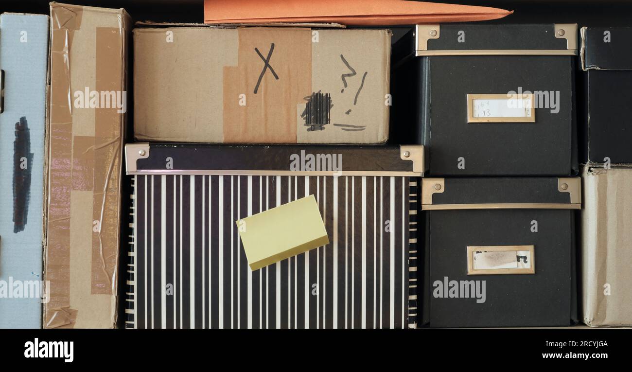 varie scatole in un ripiano, stile grungy, spazio libero per le copie Foto Stock