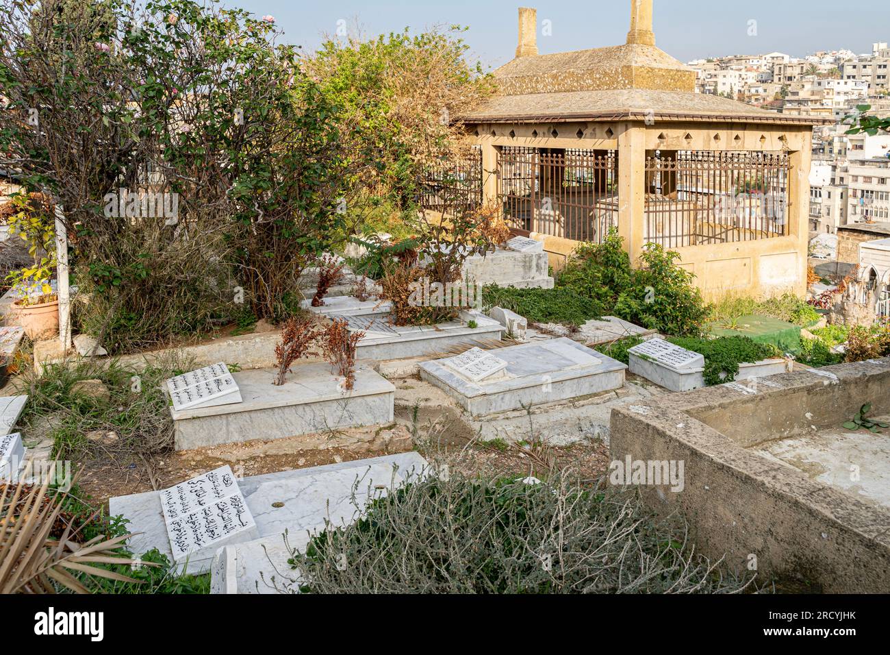 Cimitero musulmano e vista del distretto di Jessrin, Libano settentrionale, Tripoli, Libano Foto Stock