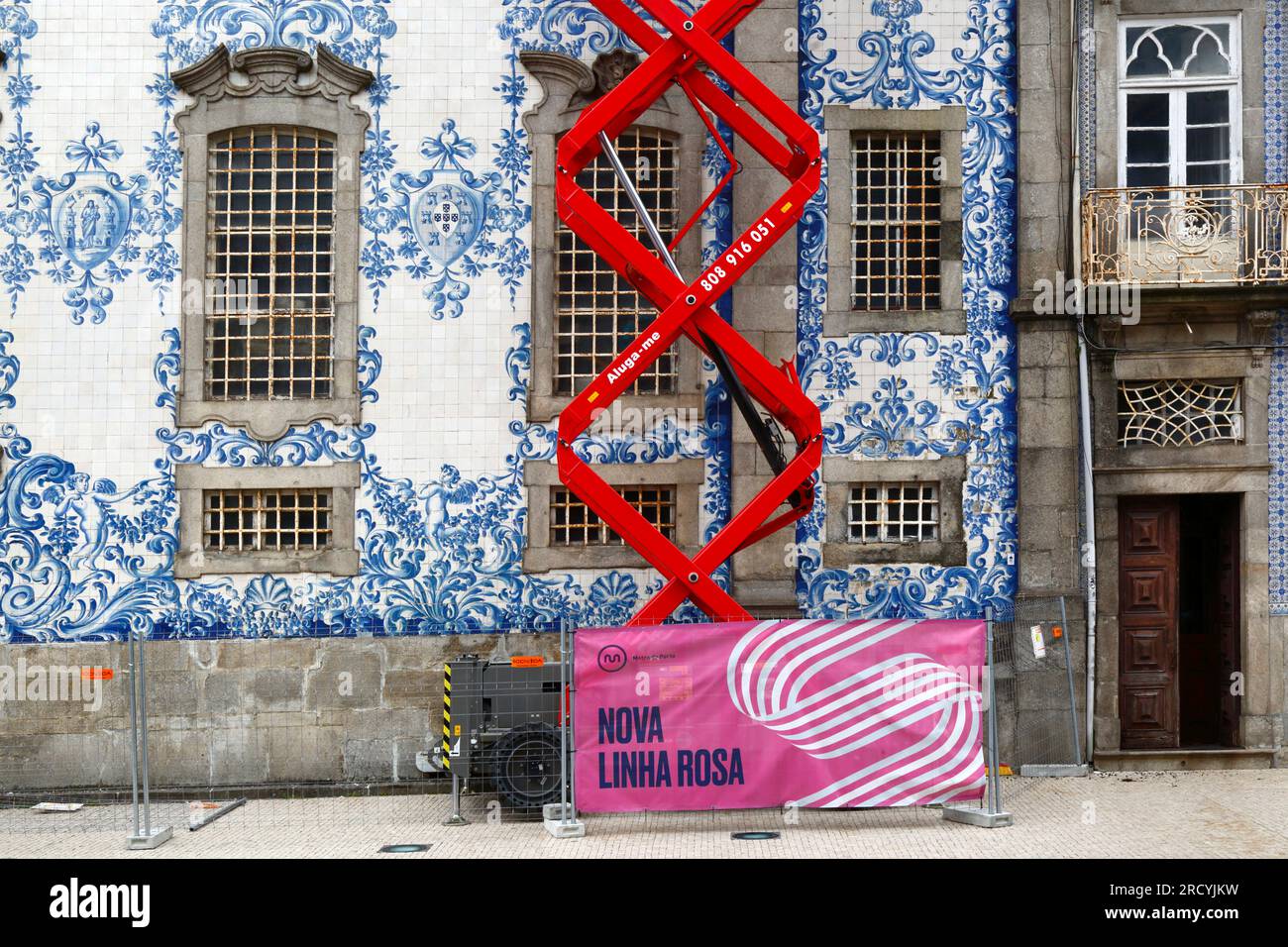 Ascensore a forbice lungo la piattaforma sopraelevata vicino alla chiesa di Igreja do Carmo, al distretto di Aliados, a Porto / Oporto, Portogallo Foto Stock