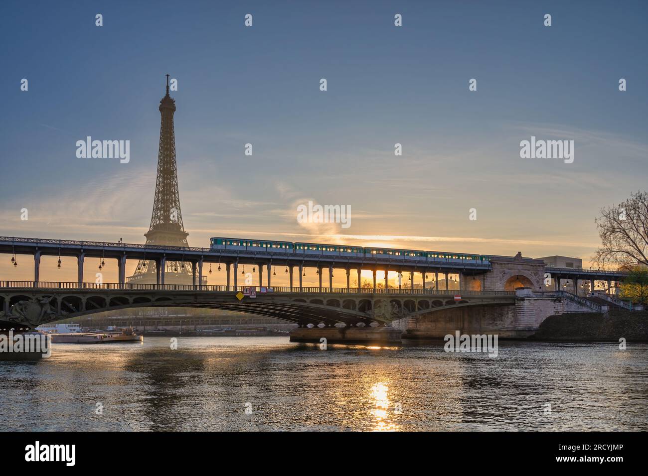 Parigi Francia, skyline della città all'alba presso la Torre Eiffel e il ponte Bir-Hakeim sulla Senna Foto Stock