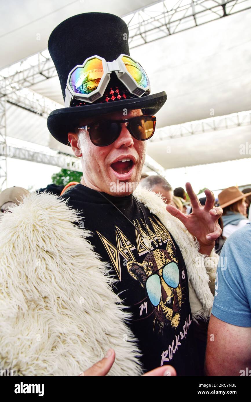 Un frequentatore del festival di Bottle Rock, in costume e pronto per il rock. Foto Stock