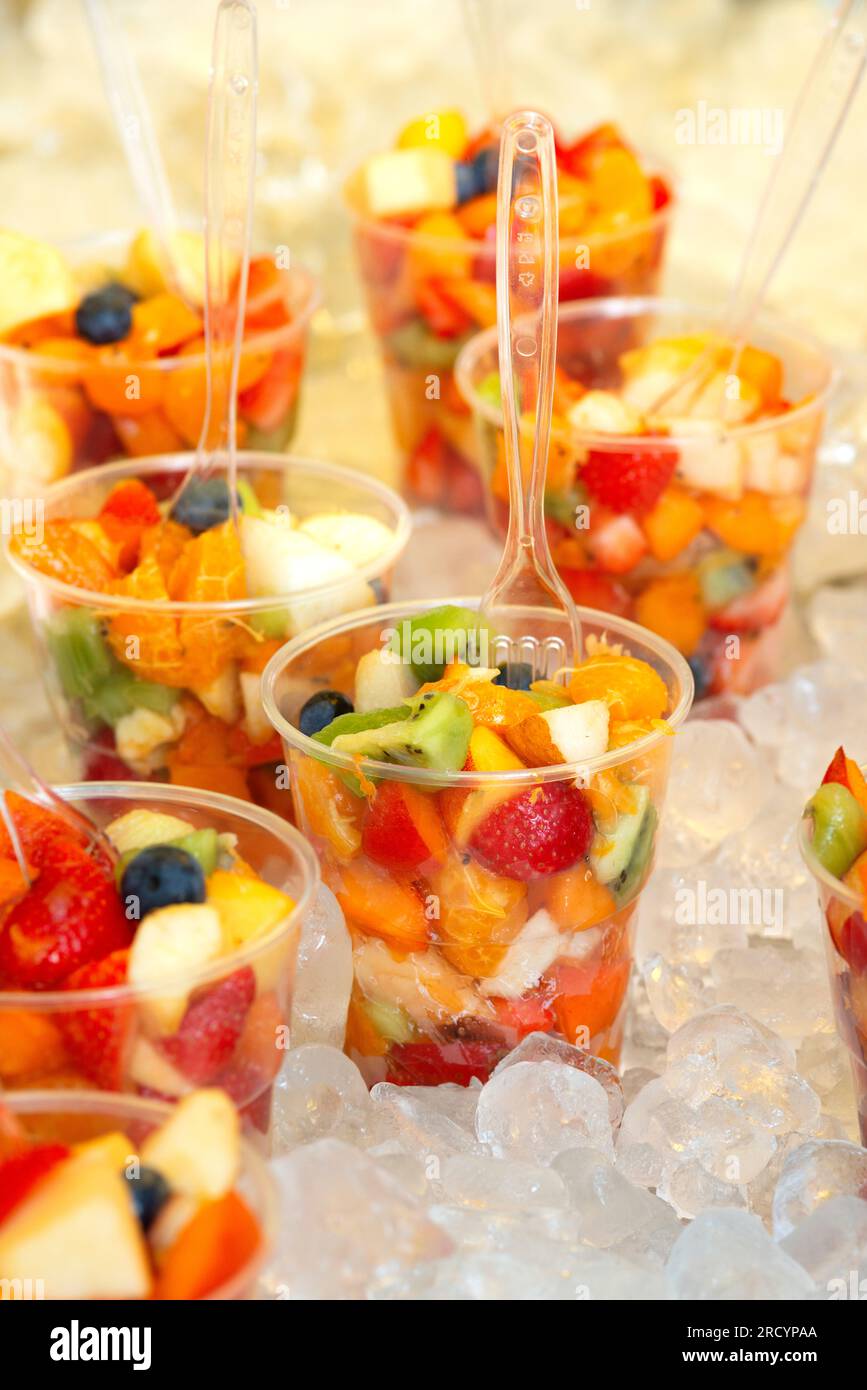 Macedonia di frutta fresca in tazze di plastica in vendita Foto Stock