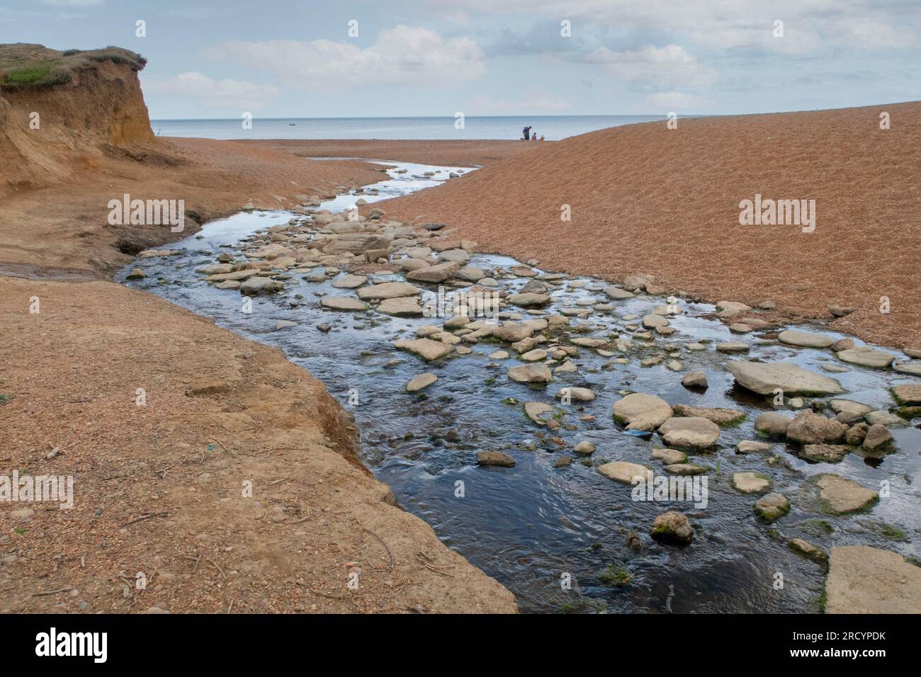 Il fiume Winniford incontra il mare a Seatown, nr Chideock, Bridport, Dorset. Foto Stock