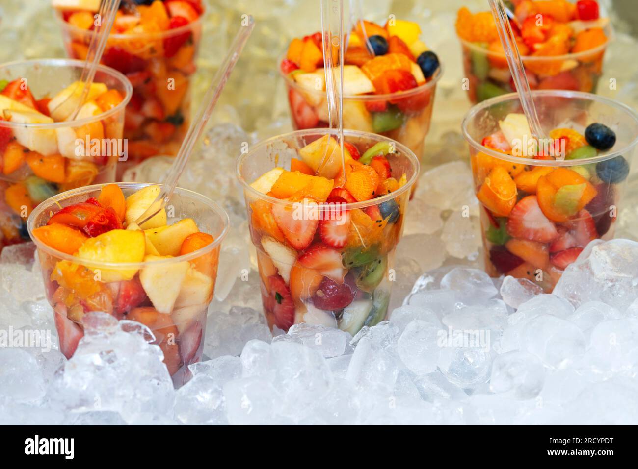 Macedonia di frutta fresca in tazze di plastica in vendita Foto Stock