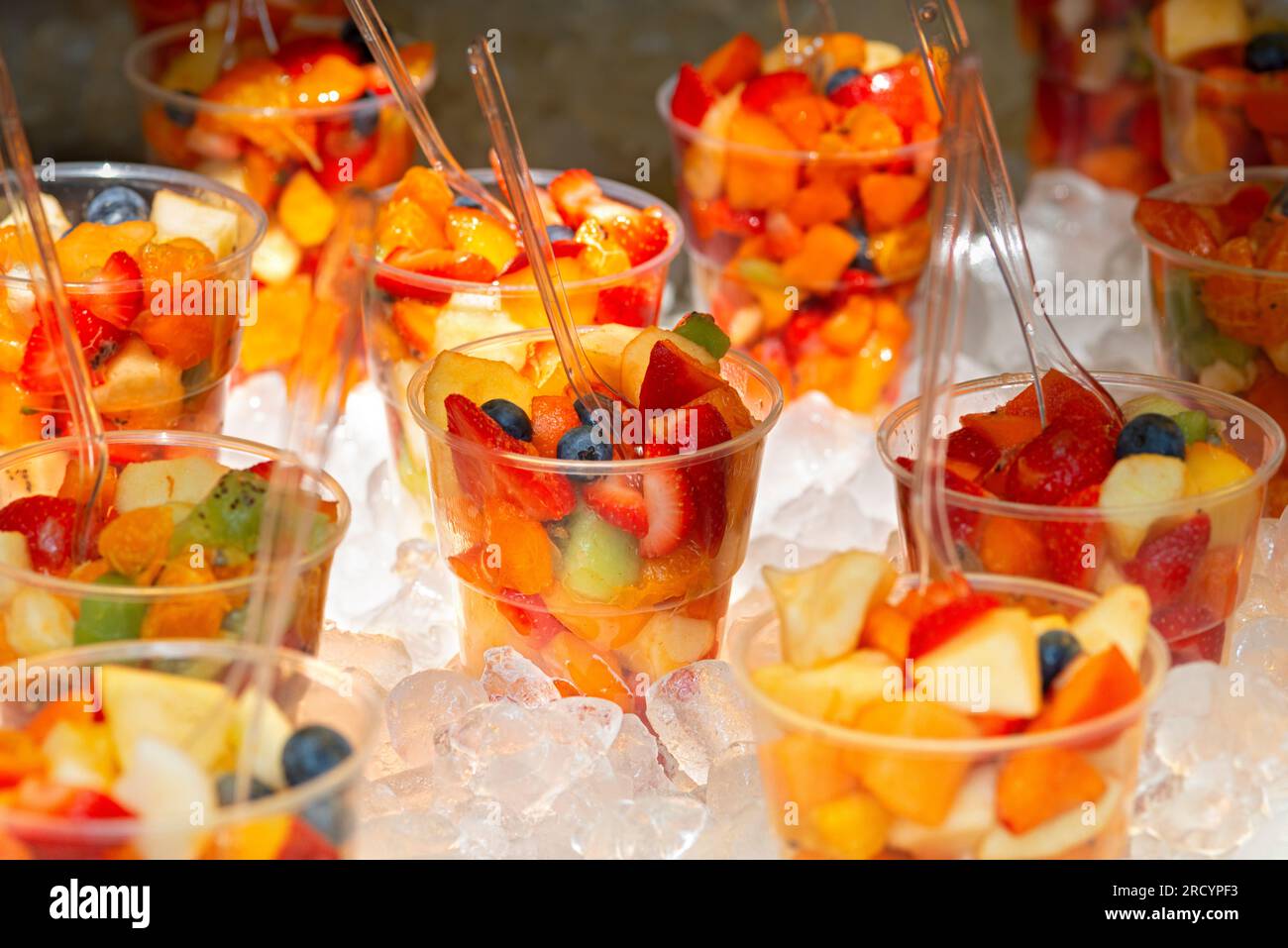 Macedonia di frutta fresca in tazze di plastica in vendita Foto Stock