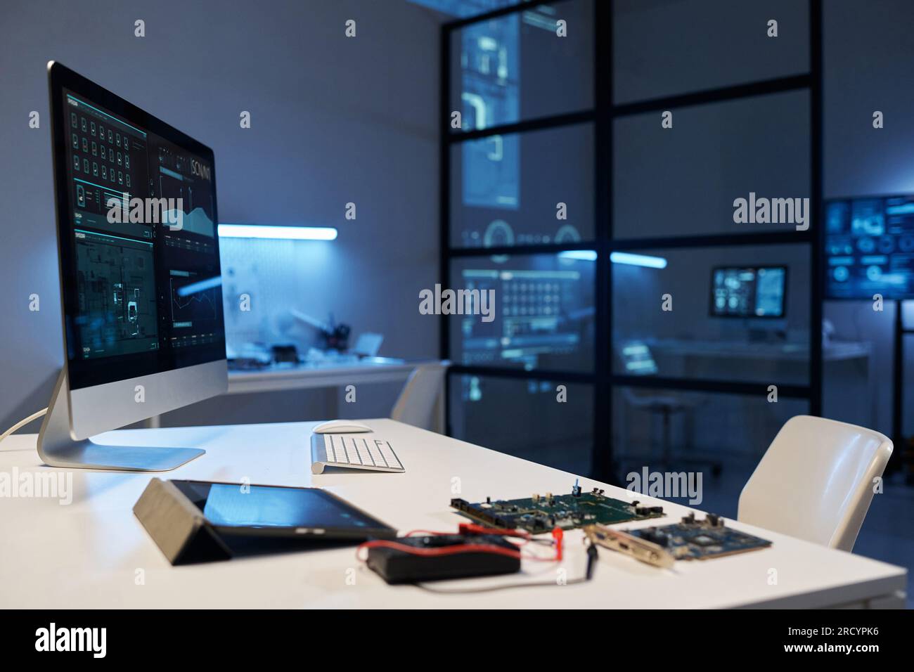 Immagine orizzontale del monitor del computer con software in piedi sul posto di lavoro del tecnico del laboratorio Foto Stock