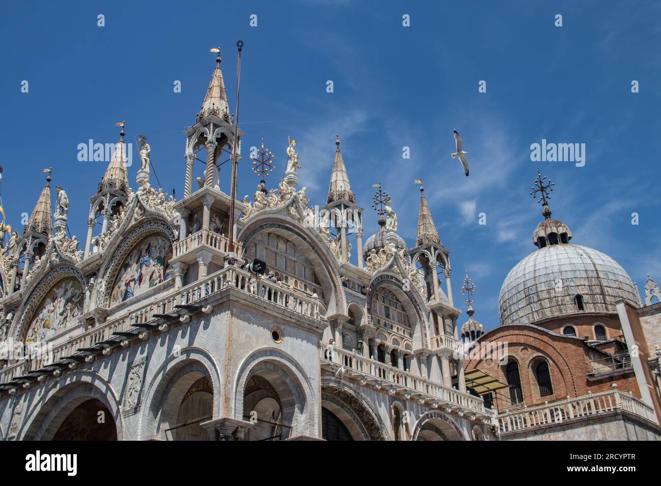Dettagli della basilica di San Marco o della basilica di San Marco in italiano, mosaici dorati, intricate sculture e statue adornano il tetto di San Di Mark Foto Stock