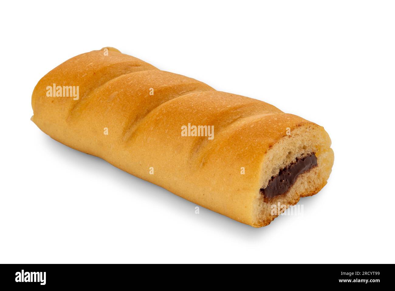 Spuntino con torta di spugna ripieno di cioccolato isolato su bianco con percorso di ritaglio incluso Foto Stock