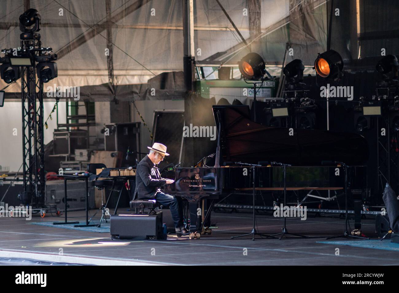 Il pianista e compositore italiano Ludovico Einaudi si esibisce al Pirineos Sur International Festival of Cultures di Sallent de Gallego, Huesca, Spagna Foto Stock