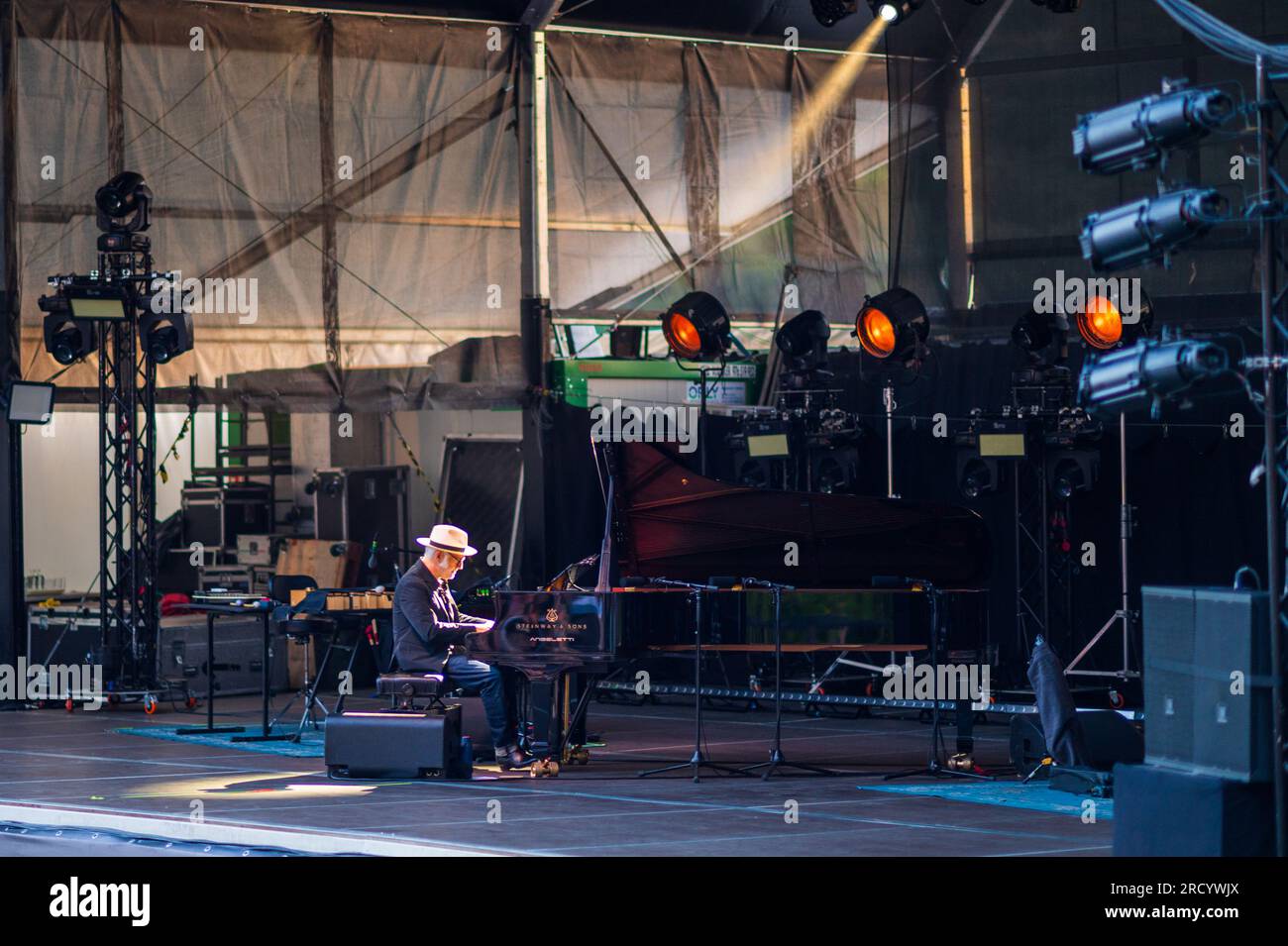 Il pianista e compositore italiano Ludovico Einaudi si esibisce al Pirineos Sur International Festival of Cultures di Sallent de Gallego, Huesca, Spagna Foto Stock