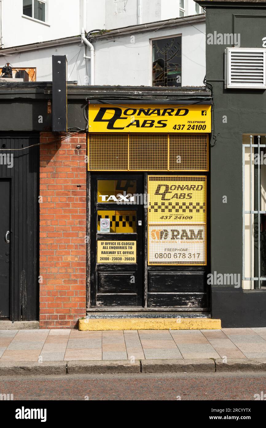 Vista esterna dell'ufficio taxi Donard Cabs a Newcastle, Co. Down, Irlanda del Nord, Regno Unito. Foto Stock