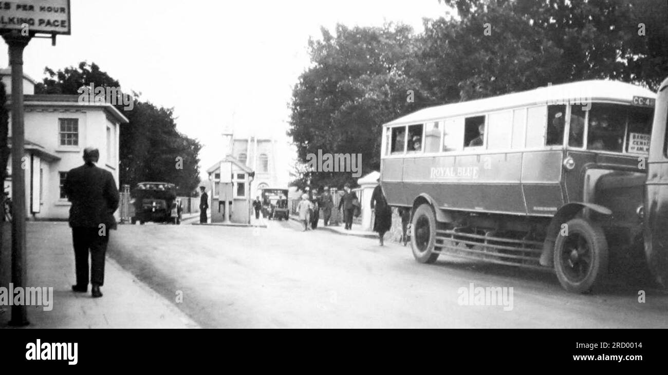 Autobus Royal Blue in attesa di passeggeri al Menai Suspension Bridge, Anglesey, Galles, probabilmente anni '1920 Foto Stock